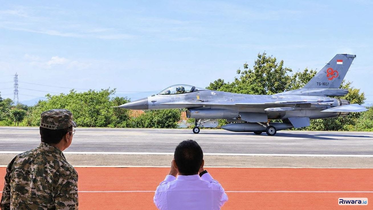 KSAU Marsekal M Tonny Harjono menyaksikan salah satu pesawat tempur TNI AU dari jenis F-16 mendarat di jalan tol untuk uji coba alternate runway